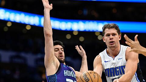 Magic-Profi Moritz Wagner (r) kam bei den Charlotte Hornets auf 11 Zähler.