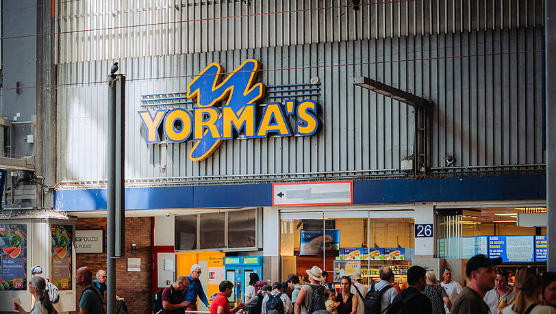Seit 25 Jahren am Gleis 26: die große Yorma’s-Filiale. Wegen des Umbaus am Hauptbahnhof muss sie nun schließen. Einen Ersatz hat das Unternehmen noch nicht. Am Bahnhof gibt es vier weitere, kleine Filialen.