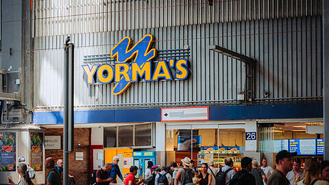 Seit 25 Jahren am Gleis 26: die große Yorma’s-Filiale. Wegen des Umbaus am Hauptbahnhof muss sie nun schließen. Einen Ersatz hat das Unternehmen noch nicht. Am Bahnhof gibt es vier weitere, kleine Filialen.