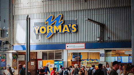 Seit 25 Jahren am Gleis 26: die große Yorma’s-Filiale. Wegen des Umbaus am Hauptbahnhof muss sie nun schließen. Einen Ersatz hat das Unternehmen noch nicht. Am Bahnhof gibt es vier weitere, kleine Filialen.