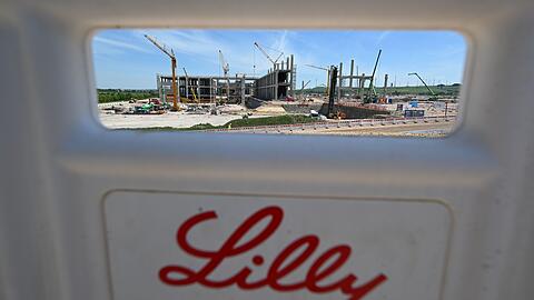Am neuen Standort des US-Konzerns Eli Lilly im rheinland-pf&auml;lzischen Alzey laufen die Bauarbeiten - nun sollen die Investitionen halbiert werden (Archivbild)