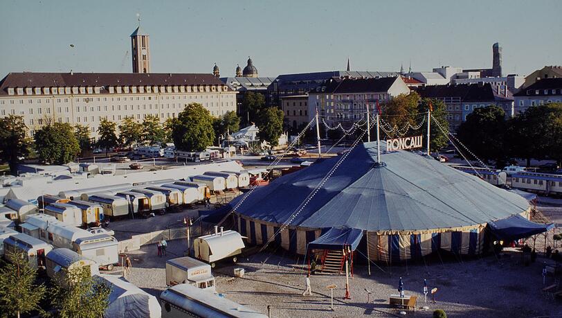 Historisches Foto: Circus Roncalli in der Maxvorstadt, auf der "Roncalliwiese" an der Barer Straße, als die Pinakothek der Moderne noch nicht stand. Historisches Foto: Circus Roncalli in der Maxvorstadt, auf der "Roncalliwiese" an der Barer Straße, als die Pinakothek der Moderne noch nicht stand.
