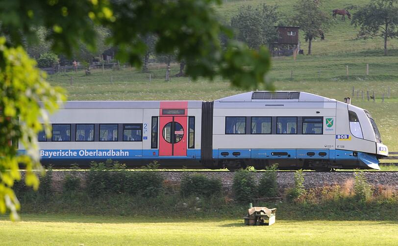 Ein Mitarbeiter der Bayerischen Oberlandbahn ist an der Donnersberger Brücke in München von einem Schwarzfahrer angegriffen und schwer verletzt worden.