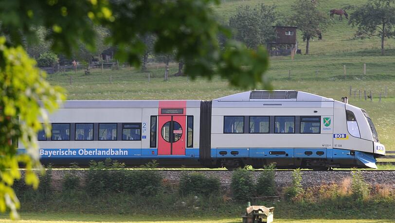 Ein Mitarbeiter der Bayerischen Oberlandbahn ist an der Donnersberger Brücke in München von einem Schwarzfahrer angegriffen und schwer verletzt worden. Ein Mitarbeiter der Bayerischen Oberlandbahn ist an der Donnersberger Brücke in München von einem Schwarzfahrer angegriffen und schwer verletzt worden.