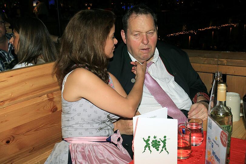 PROMI-LIEBE: Beim Goldstar-Treff in Kufflers Weinzelt kam leicht verspätet Quoten-Liebling Ottfried Fischer mit einer neuen Frau an seiner Schunkel-Seite. Radhia Frey ist ihr Name, die Schmusebilder muten doch etwas bizarr an.