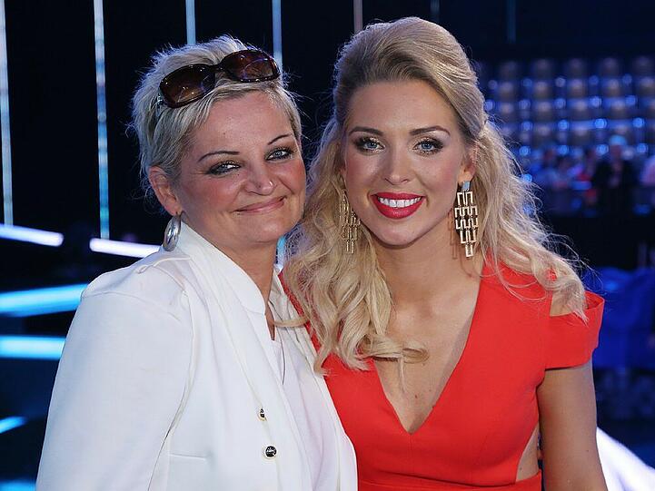 Aneta Sablik freut sich über den Besuch ihrer Mutter Lydia in der Live-Show