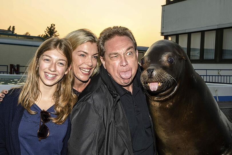 Oliver Kalkofe mit seiner Ehefrau Conny und seiner Tochter Celina bei der Premiere des Circus Krone am Berliner Hauptbahnhof.