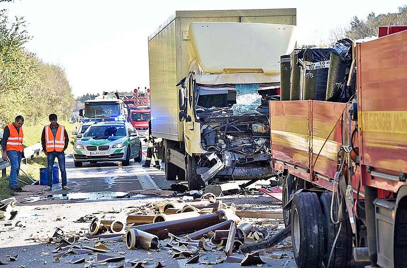 Unfall auf der A99: Der Fahrer des aufgefahrenen Lkw wurde schwer verletzt. Die Autobahn war stundenlang dicht.