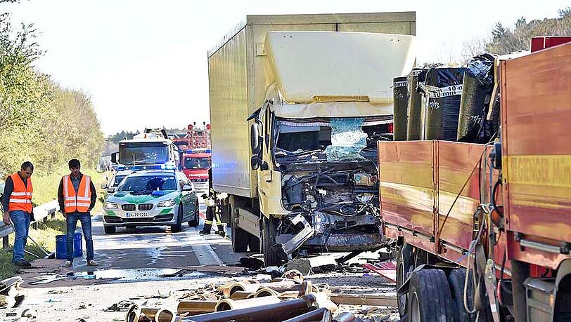 Unfall auf der A99: Der Fahrer des aufgefahrenen Lkw wurde schwer verletzt. Die Autobahn war stundenlang dicht. Unfall auf der A99: Der Fahrer des aufgefahrenen Lkw wurde schwer verletzt. Die Autobahn war stundenlang dicht.