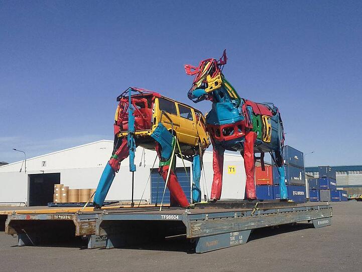 Einzeln wurden sie auf Transportanhänger verladen.
