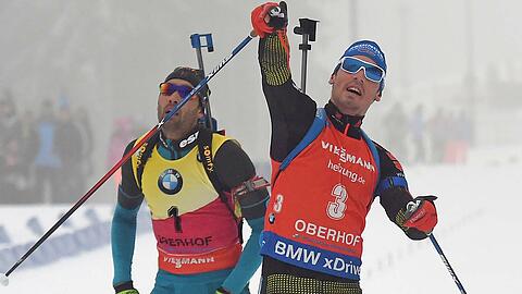Simon Schempp reckt den Finger nach oben,während Martin Fourcade die Enttäuschung anzusehen ist.