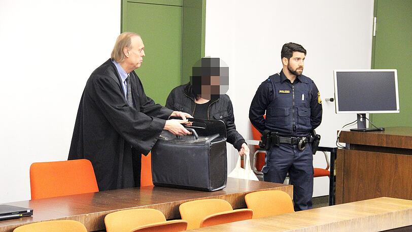 Sie hat ihre Ex-Schwiegermutter getötet: Marion D. mit ihrem Anwalt Gerald Assner beim Prozessauftakt am Montag.