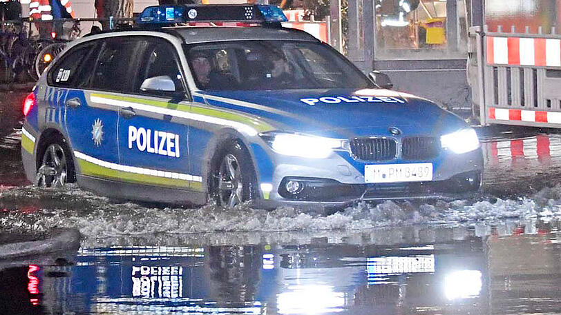 Nach Angaben des Landratsamtes war bei Bauarbeiten die Hauptwasserleitung im Ort beschädigt worden. Mehrere Keller und Tiefgaragen liefen voll, auch die Unterführung am S-Bahnhof war betroffen.