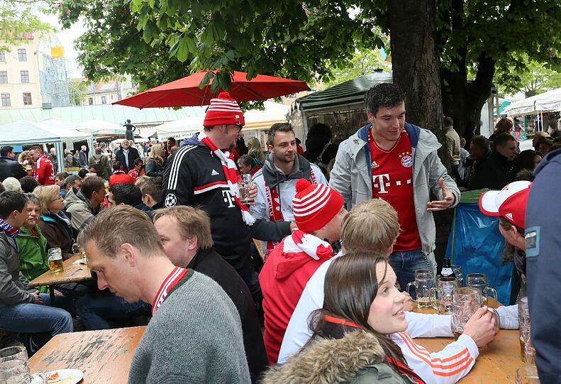 Fans lassen es beim Champions-League-Finale des FC Bayern gegen Dortmund rund um den Marienplatz krachen. Die Bilder