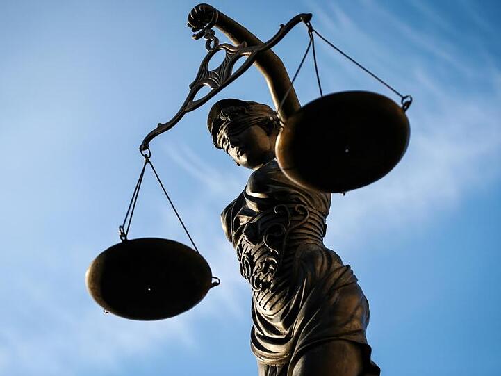 Eine Statue der Justitia hält eine Waage in ihrer Hand. Foto: David Ebener/Archiv