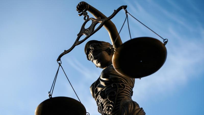 Eine Statue der Justitia hält eine Waage in ihrer Hand. Foto: David Ebener/Archiv Eine Statue der Justitia hält eine Waage in ihrer Hand. Foto: David Ebener/Archiv