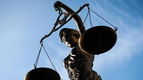 Eine Statue der Justitia hält eine Waage in ihrer Hand. Foto: David Ebener/Archiv