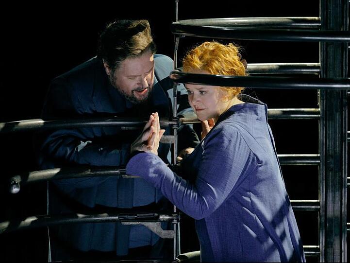 Stephen Gould und Petra Lang stehen in einer Probe zu "Tristan und Isolde" auf der Bühne. Foto: Enrico Nawrath/Festspiele Bayreuth/Archiv