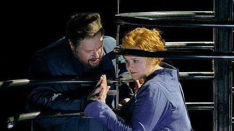 Stephen Gould und Petra Lang stehen in einer Probe zu "Tristan und Isolde" auf der Bühne. Foto: Enrico Nawrath/Festspiele Bayreuth/Archiv