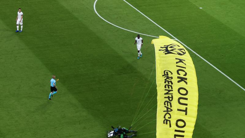 Ein Greenpeace-Aktivist landet auf dem Spielfeld.