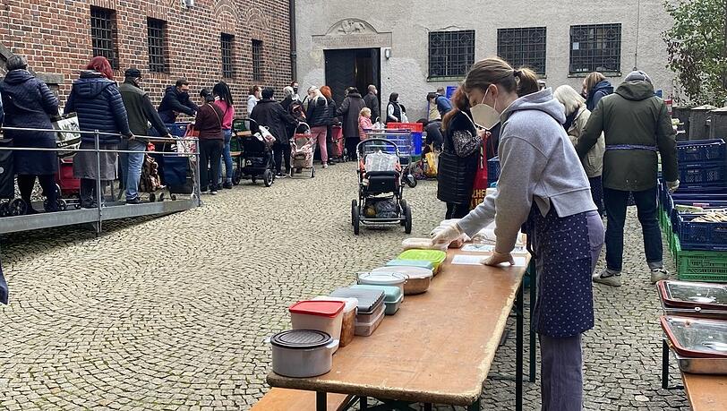 Lange Schlangen bilden sich an der Ausgabestelle der Tafel in der Auferstehungskirche - Preisexplosionen treffen viele hart.