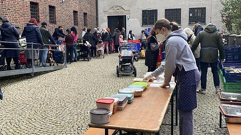 Lange Schlangen bilden sich an der Ausgabestelle der Tafel in der Auferstehungskirche - Preisexplosionen treffen viele hart.