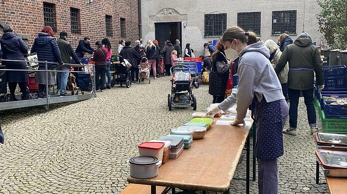 Lange Schlangen bilden sich an der Ausgabestelle der Tafel in der Auferstehungskirche - Preisexplosionen treffen viele hart.