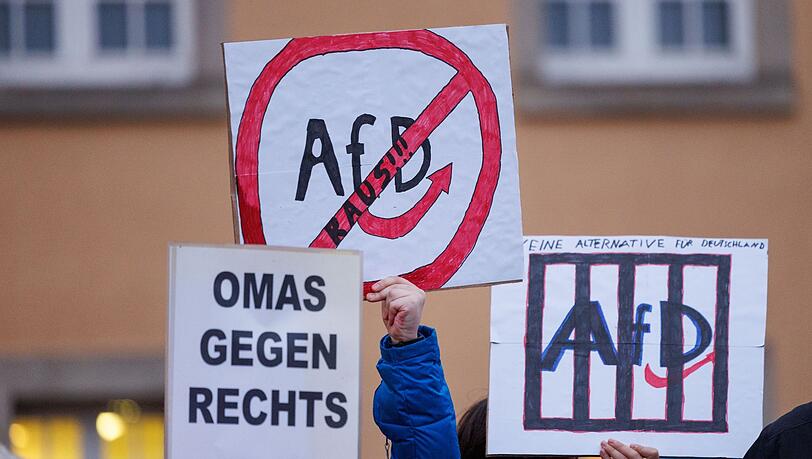 Beim neuen SPD-Fraktionschef Lars Klingbeil stößt die parlamentarische Anfrage der Union, die sich auch gegen die "Omas gegen Rechts" richtet, auf Unverständnis. Hier bei der Demo in Gütersloh.