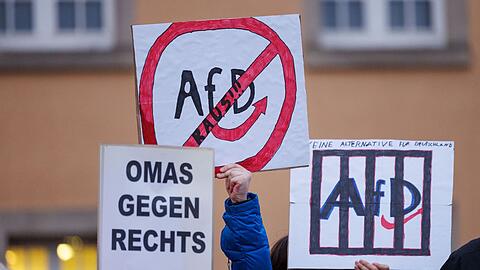 Beim neuen SPD-Fraktionschef Lars Klingbeil stößt die parlamentarische Anfrage der Union, die sich auch gegen die "Omas gegen Rechts" richtet, auf Unverständnis. Hier bei der Demo in Gütersloh.