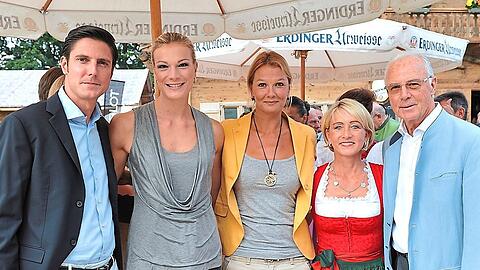 Vornehm: Marcus Höfl (v. l.), dessen damalige Frau Maria Höfl-Riesch, Schwimm-Ass Franziska van Almsick, Heidi und Franz Beckenbauer.