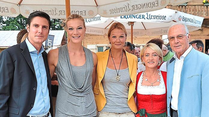 Vornehm: Marcus Höfl (v. l.), dessen damalige Frau Maria Höfl-Riesch, Schwimm-Ass Franziska van Almsick, Heidi und Franz Beckenbauer.