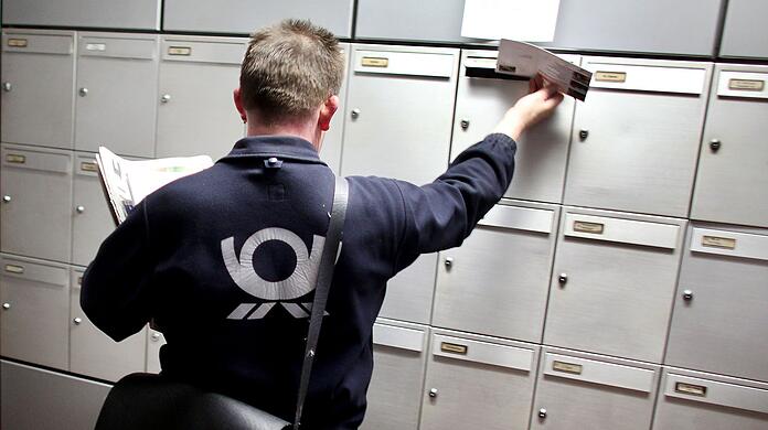Briefträger: Wegen Warnstreiks in Briefzentren kann es laut Verdi zu Verspätungen bei der Zustellung kommen. (Archivbild)