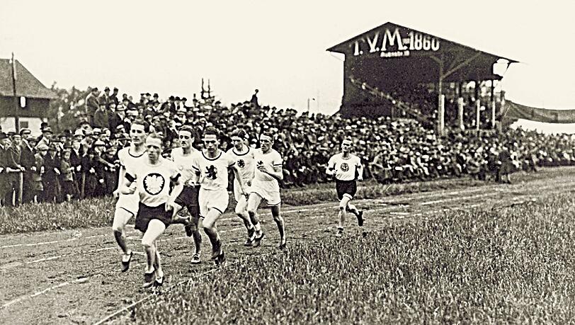 Das Nationale Leichtathletik-Sportfest zu Anfang der 20er Jahre. Hier mühen sich die 1500-m-Läufer. Im Hintergrund die Sitztribüne. Das Nationale Leichtathletik-Sportfest zu Anfang der 20er Jahre. Hier mühen sich die 1500-m-Läufer. Im Hintergrund die Sitztribüne.