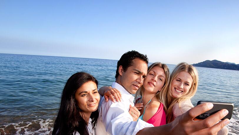 Der Schnappschuss vom Strand wird den Liebsten zuhause bestimmt gefallen – doch für die Urlauber kann er ganz schön teuer werden. Der Schnappschuss vom Strand wird den Liebsten zuhause bestimmt gefallen – doch für die Urlauber kann er ganz schön teuer werden.