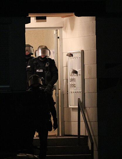 Kräfte des Spezialeinsatzkommandos SEK stürmen gegen 21.45 Uhr die Wohnung eines als gewalttätig bekannten Waldkraiburgers. Mit einer Waffe hatte der 30-Jährige am Mittwochnachmittag seine 34-jährige Lebensgefährtin angegriffen und bedroht. Die Frau war auf die Straße geflüchtet und hatte die Polizei verständigt. Sie wurde leicht verletzt.