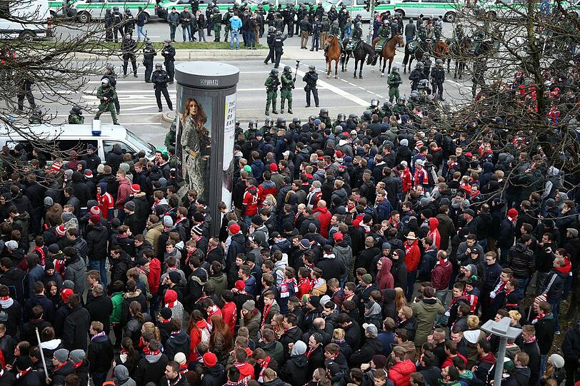 Bengalos, Chinaböller, Flaschenwürfe: FC Bayern II gegen TSV 1860 II: Die Bilder von Aufmarsch der Fans. 1000 Polizei-Beamte sind im Einsatz.