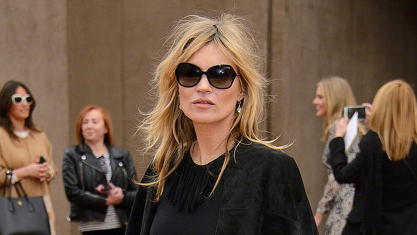 Kate Moss hat sich dank ihres Ausraster auf einem EasyJet-Flug möglicherweise einen lukrativen Werbedeal mit Virgin gesichert Kate Moss hat sich dank ihres Ausraster auf einem EasyJet-Flug möglicherweise einen lukrativen Werbedeal mit Virgin gesichert