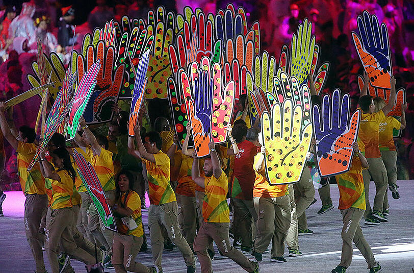 Die Bilder der knallbunten und komplett verregneten Abschlussfeier der olympischen Spiele von Rio.