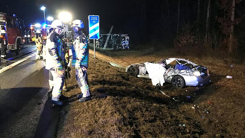 Der Wagen geriet er auf der Autobahn 3 ins Schleudern und krachte ins Heck eines Lkw. Der junge Mann war sofort tot.