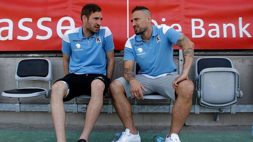Bei den Relegationsspielen gegen Saarbrücken wegen seiner Achillessehnenverletzung zum Zuschauen verdammt: Sechzigs Timo Gebhart (r.), hier mit Markus Ziereis auf der Bank.