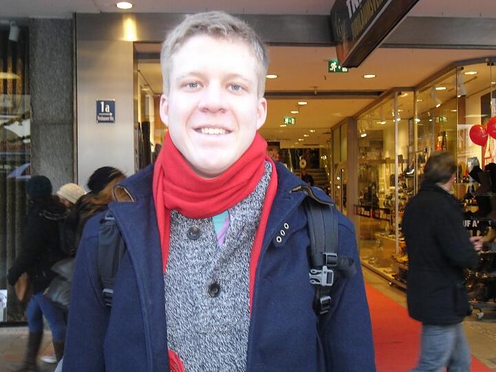 Tom Johnson (24), Soldat: &bdquo;Bei der Armee ist das Herumschleppen von Büchern ziemlich schwierig. Weil ich aber leidenschaftlich gerne lese, wünsche ich mir einen Kindle Bookreader, also einen elektronischen Speicher für meine Bücher. Das Gute ist, dass eine große Menge von Büchern im Reader fast nichts wiegt. So kann ich sie überall hin mitnehmen &ndash; sogar bei der Armee.&ldquo;