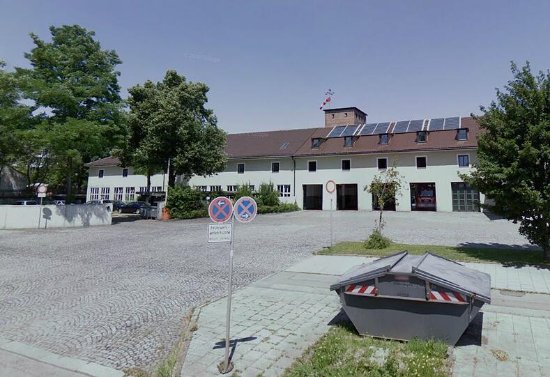 Das Feuerwehrhaus in der Anzinger Straße. Hier könnte das neue Gebäude entstehen.