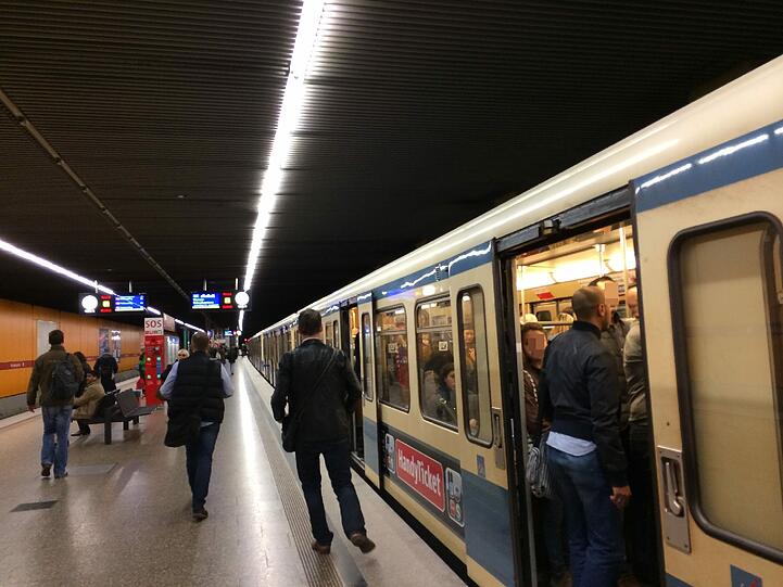 Ein wenig länger mussten die Münchner am Donnerstagmorgen bei der U2, U1 und 7 wie hier in Richtung Hauptbahnhof warten.