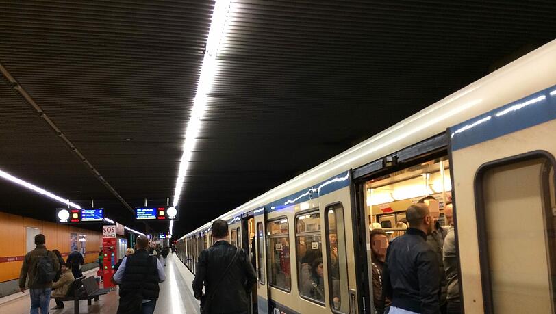 Ein wenig länger mussten die Münchner am Donnerstagmorgen bei der U2, U1 und 7 wie hier in Richtung Hauptbahnhof warten. Ein wenig länger mussten die Münchner am Donnerstagmorgen bei der U2, U1 und 7 wie hier in Richtung Hauptbahnhof warten.