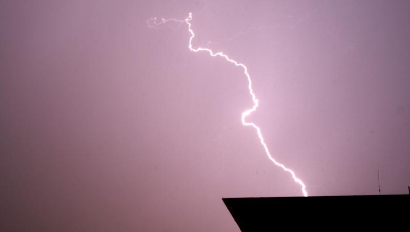 Blitze leuchten während eines Gewitters am Himmel. Foto: Julian Stratenschulte/Archivbild Blitze leuchten während eines Gewitters am Himmel. Foto: Julian Stratenschulte/Archivbild