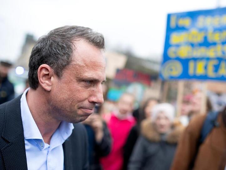 Thorsten Glauber (Freie Wähler), Umweltminister von Bayern, spricht mit Demonstranten. Foto: Sven Hoppe