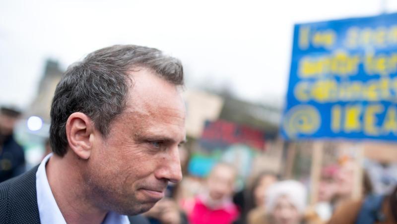 Thorsten Glauber (Freie Wähler), Umweltminister von Bayern, spricht mit Demonstranten. Foto: Sven Hoppe Thorsten Glauber (Freie Wähler), Umweltminister von Bayern, spricht mit Demonstranten. Foto: Sven Hoppe