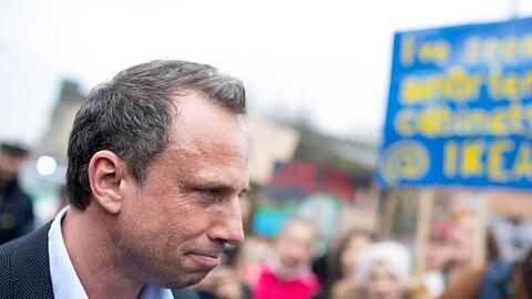 Thorsten Glauber (Freie Wähler), Umweltminister von Bayern, spricht mit Demonstranten. Foto: Sven Hoppe