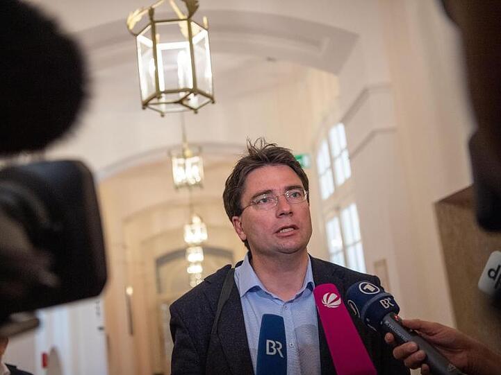 Florian von Brunn (SPD) gibt ein Pressestatement. Foto: Lino Mirgeler/dpa/Archivbild
