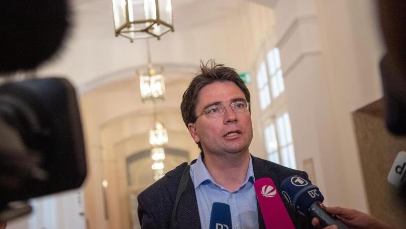 Florian von Brunn (SPD) gibt ein Pressestatement. Foto: Lino Mirgeler/dpa/Archivbild Florian von Brunn (SPD) gibt ein Pressestatement. Foto: Lino Mirgeler/dpa/Archivbild